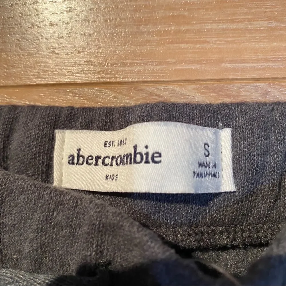 ‎NWT Abercombie kids gray sweatpants small